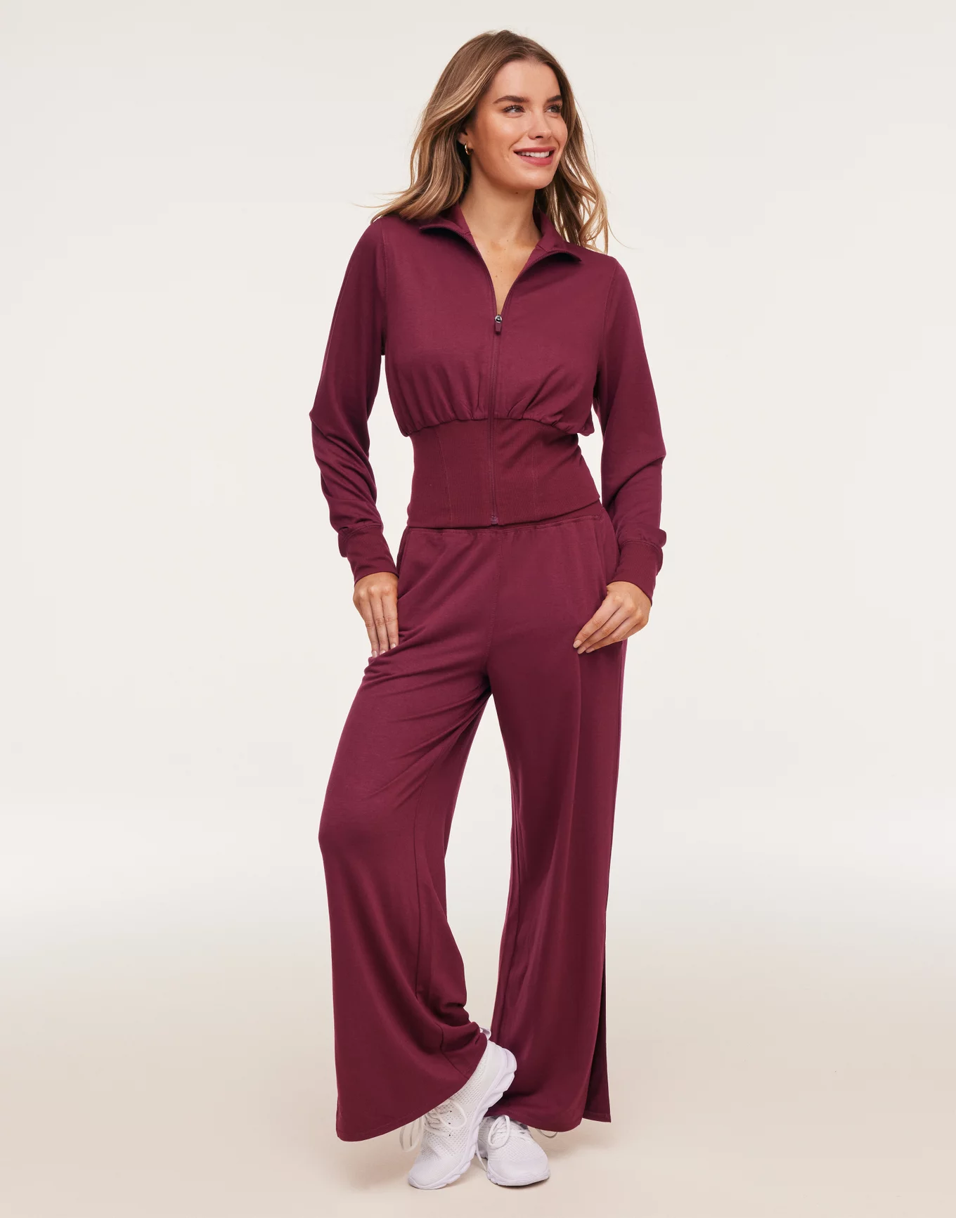 Loungewear set with a sweatshirt featuring a full-length zip