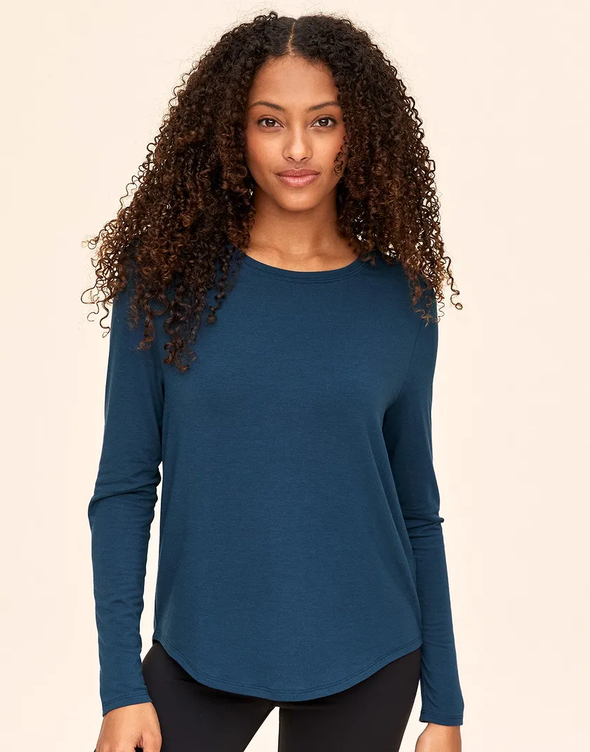 Molly Longsleeve Dark Blue 2 lounge bundle Model 1