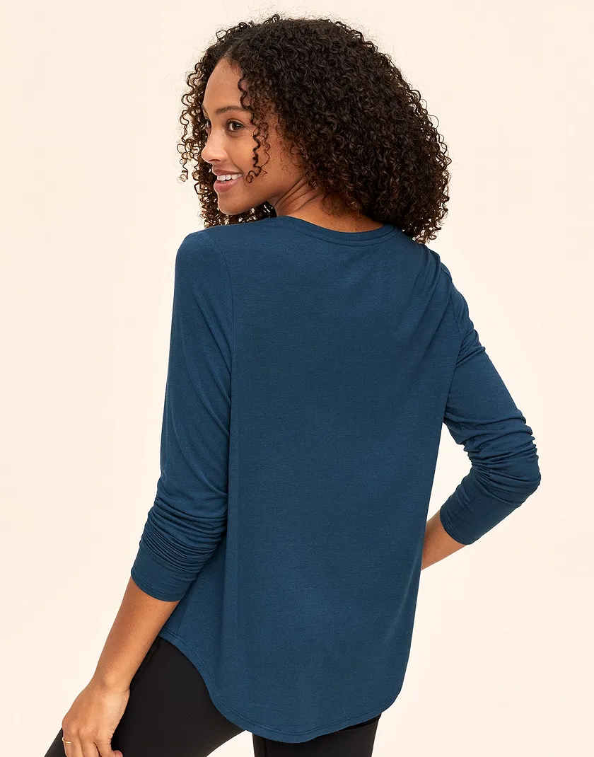 Molly Longsleeve Dark Blue 2 lounge bundle Model 4
